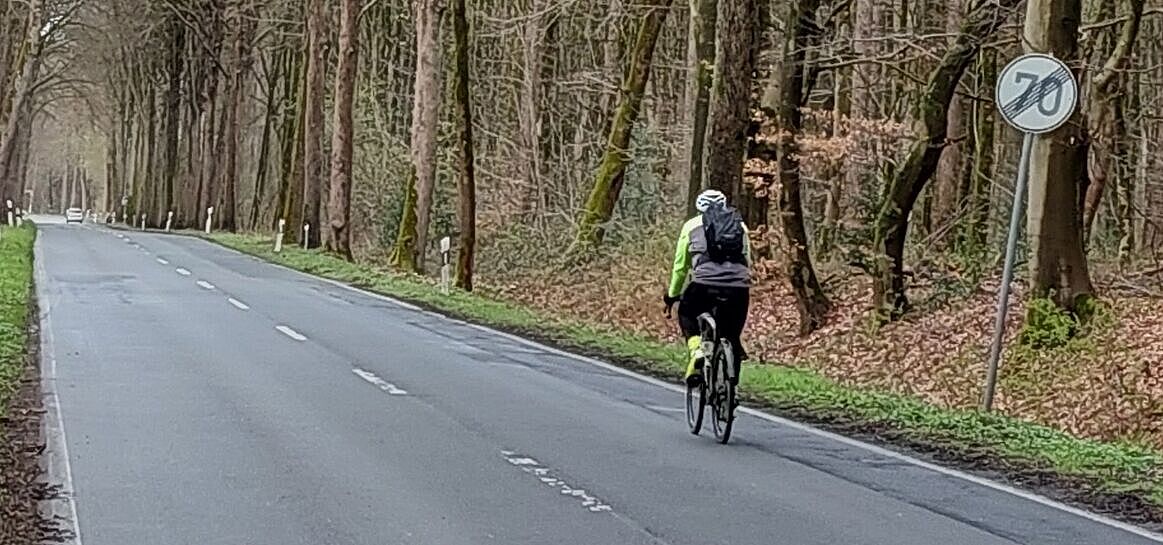Ungeschützt  bei 100 km/h auf offizieller Radroute