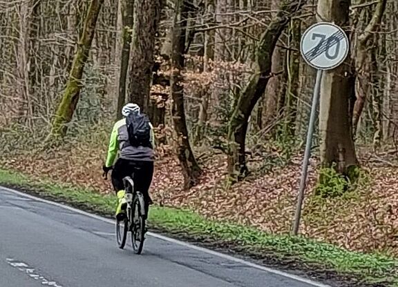 Ungeschützt  bei 100 km/h auf offizieller Radroute
