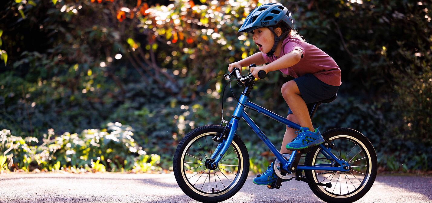 Radfahren lernen Ein kleines Kind fährt auf einem Fahrrad.